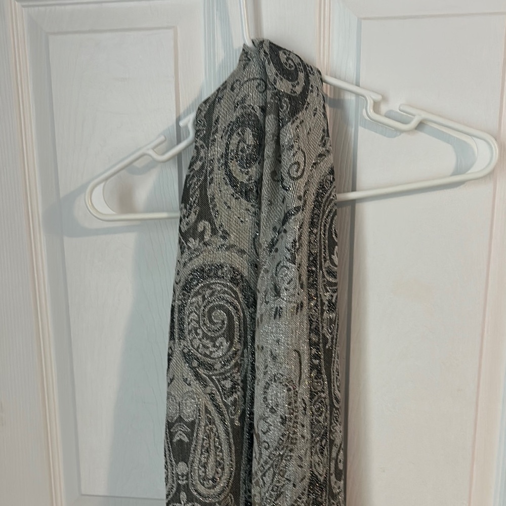 Elegant Paisley Scarf - Black and Gray
